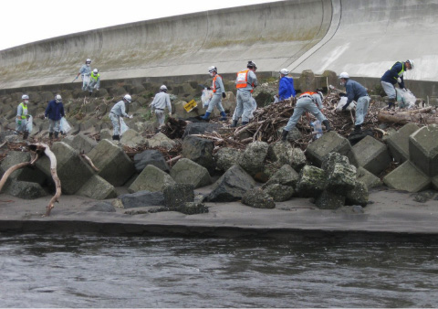 五戸川の清掃活動写真1